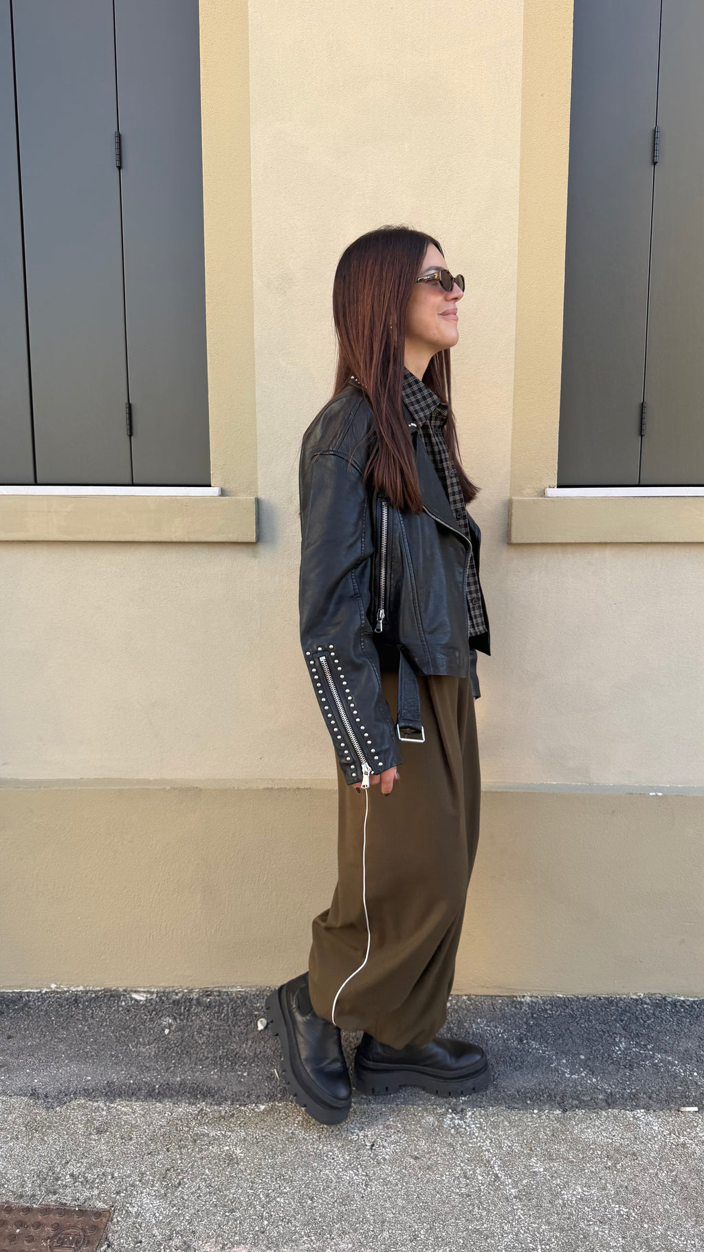 Chiodo in vera pelle con borchie