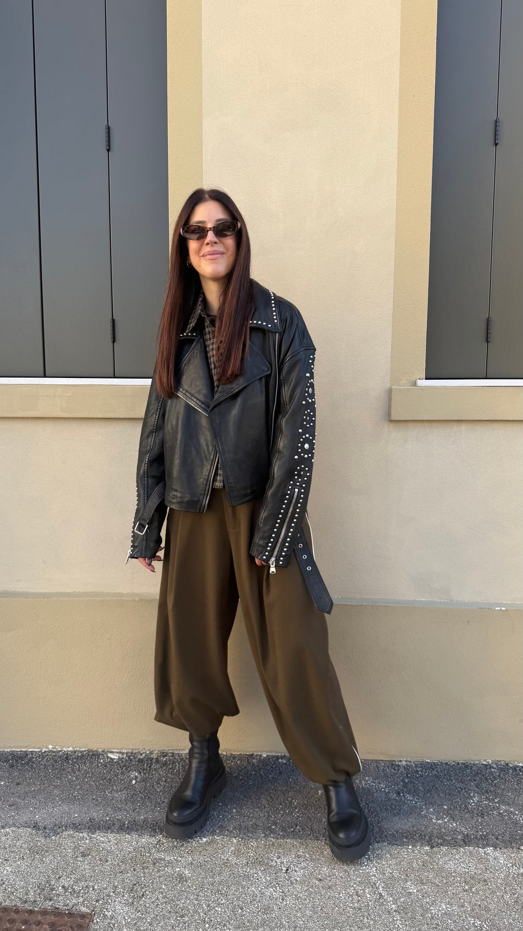 Chiodo in vera pelle con borchie