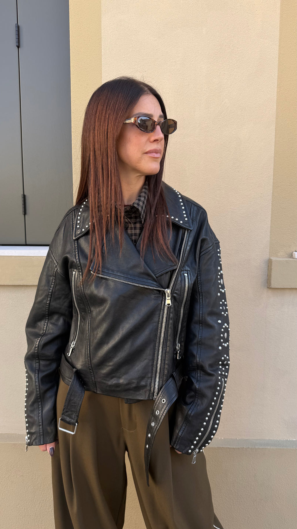 Chiodo in vera pelle con borchie